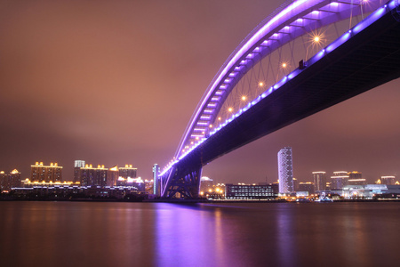 现代桥夜景