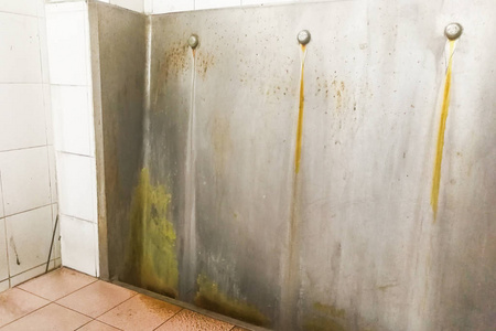 不卫生肮脏的小便池与水垢污渍建立
