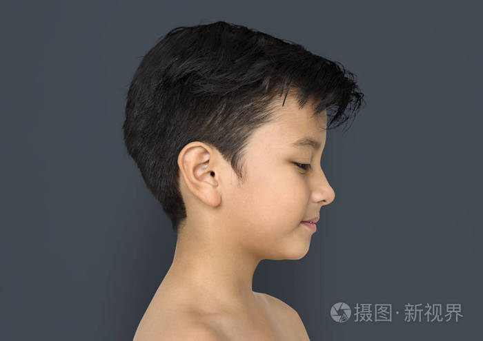 赤裸的胸膛,在工作室里的男孩
