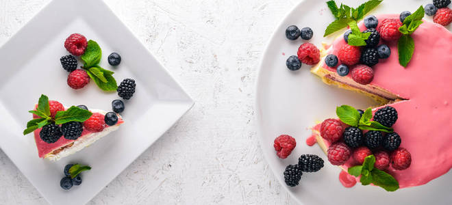 用黄油 新鲜浆果和水果蛋糕。甜点。在一个木制的背景。顶视图。可用空间为您的文字的