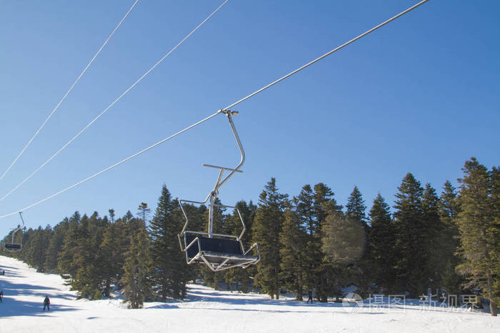 滑雪和滑雪板爱好者的滑雪电梯