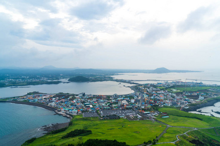 从济州岛城山日出峰济州城市天际线景观