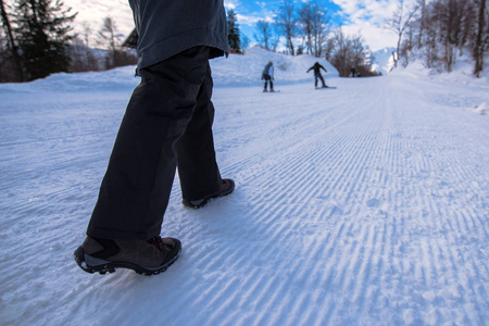 在冬天的时候雪路上徒步旅行的人