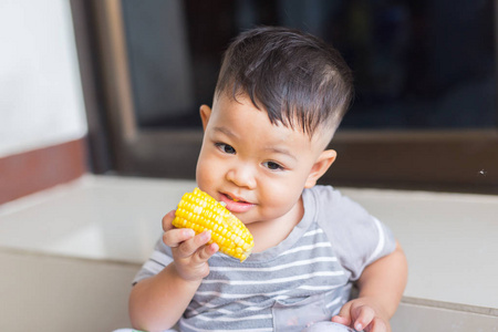 男孩最喜欢的食物是玉米