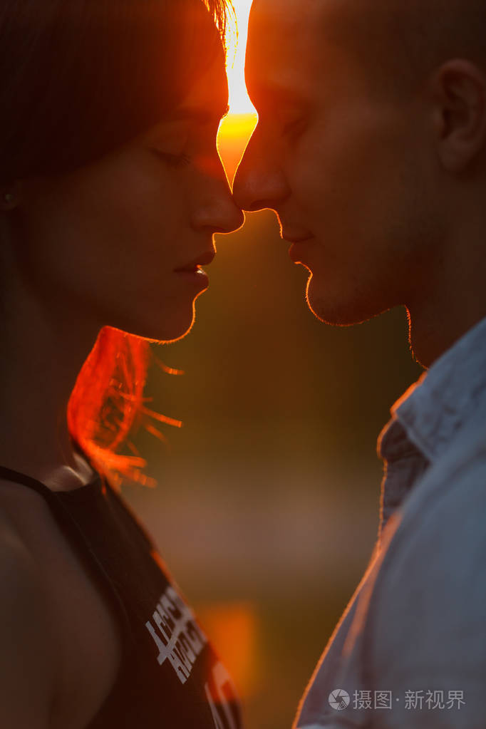 情侣接吻的幸福很有趣不同肤色的年轻夫妇