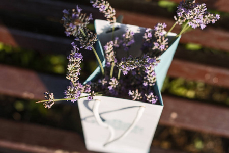 一束芬芳微妙盛开薰衣草上板凳在法国巴黎自然背景上的纸包中