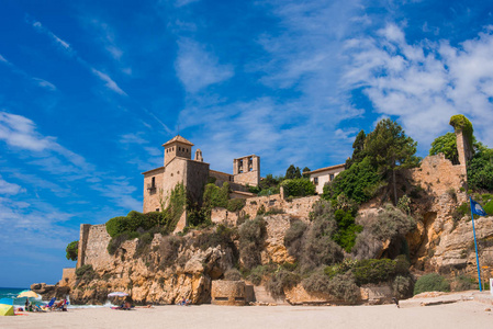 Tamarit 古城堡，从海滩的视图