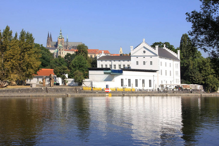 查看在布拉格阳光小镇与哥特式城堡上面河伏尔塔瓦河，捷克共和国