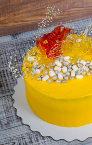 黄奶油芝士蛋糕配焦糖装饰和满天星