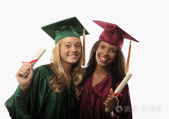 两名女毕业生戴着帽子和长袍
