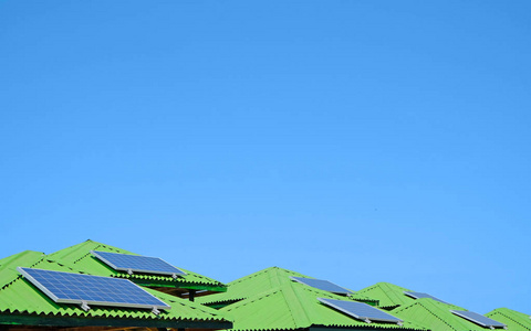 现代光伏太阳能板屋顶在阳光灿烂的日子