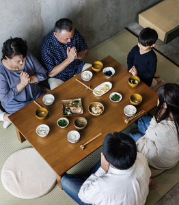 日本家庭与幸福一起进餐