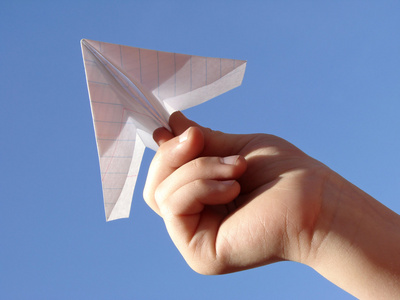 儿童手拿纸飞机