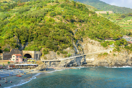 美丽的白天视图以蓝色的大海，绿山和 beachline