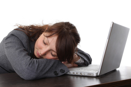 疲惫的女人睡在电脑前，被隔离在白色上