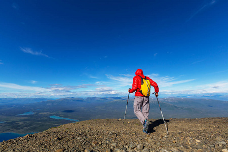 加拿大山脉徒步旅行的人