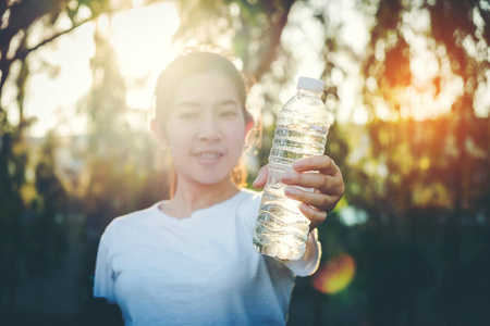 健身美丽的女人喝的水，出汗后就算