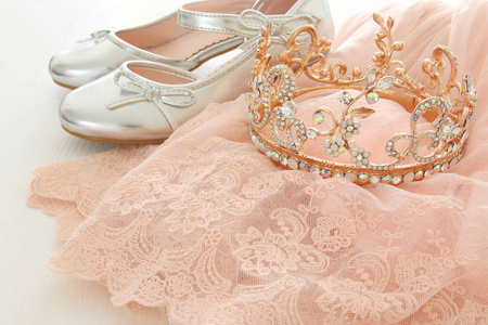 复古薄纱粉色雪纺连衣裙 皇冠和木白色地板上的银鞋
