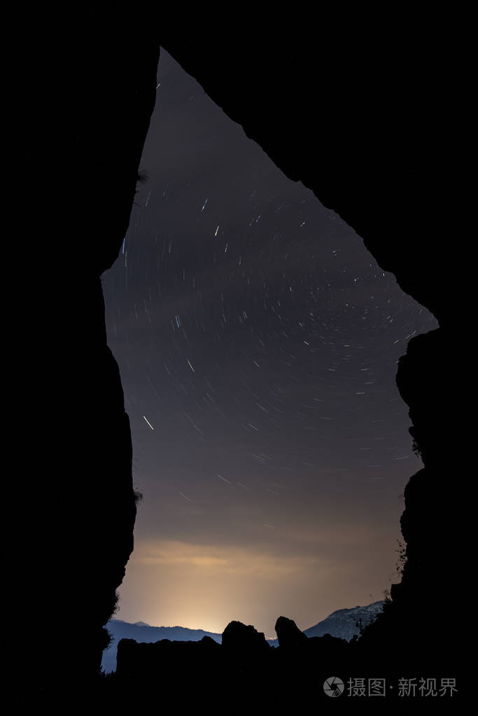 天上的星星从洞里查看
