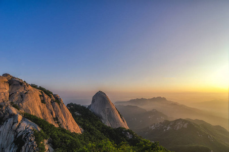 baegundae 最高的山峰在早上北汉山在首尔,韩国,国家公园照片