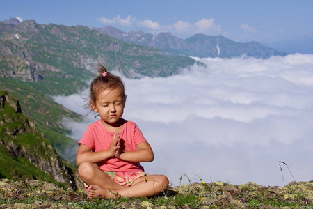 可爱的小女孩在山顶冥想