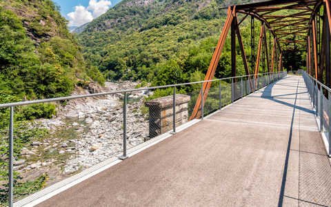 广州在瑞士提契诺州的 Vallemaggia 路由的桥梁