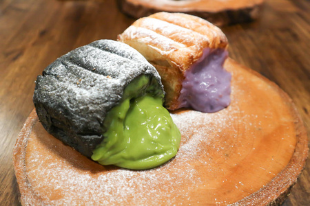 与绿茶塞面包和面包与紫甘薯照片