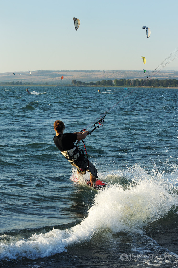 kinret湖上的天空冲浪