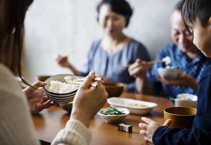 日本家庭与幸福一起进餐