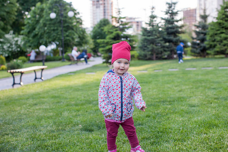 婴儿的女孩在公园里玩