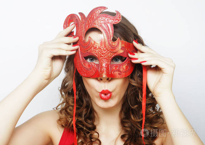 戴着面具的卷发美女