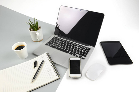 办公台与膝上型计算机 笔记本 数字平板电脑和智能手机上现代两个色调 白色和灰色 背景