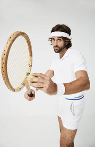网球运动员准备服务网球球