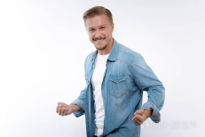 活泼的年轻男子,紧握双拳