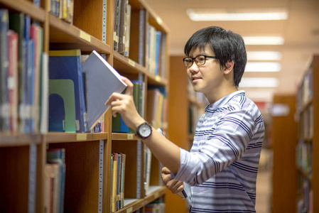 年轻的亚洲大学学生在图书馆