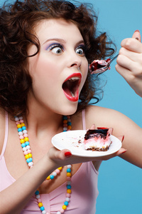 女孩吃蛋糕