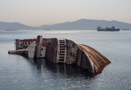 沉船在希腊海岸在海上日落