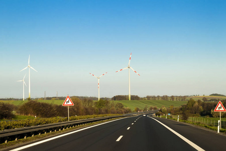 在德国与高高的围墙，两侧的速度路高速公路