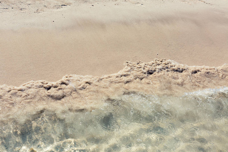 软海中的波浪在海滩上