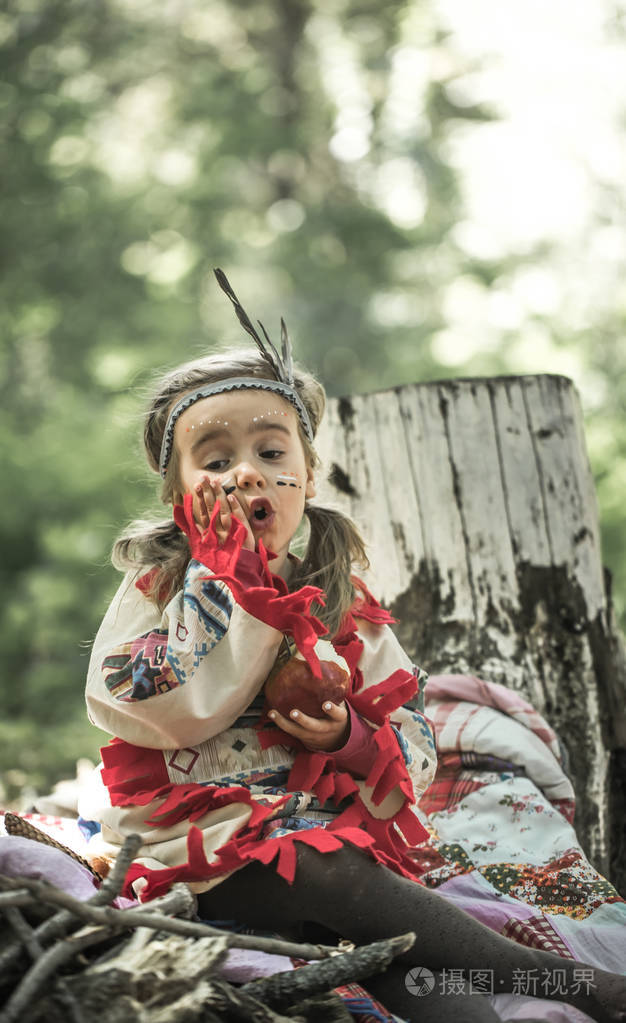 在美洲印第安人服装的女孩
