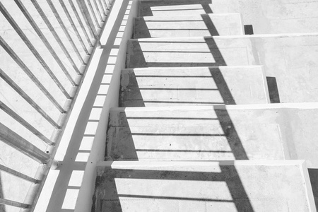 楼梯混凝土和钢扶手与阴影图片