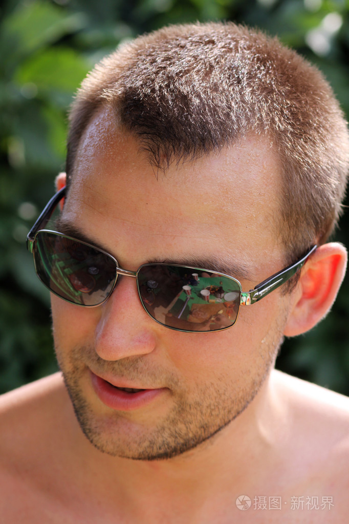 穿着墨镜的帅哥照片-正版商用图片01bg5o-摄图新视界