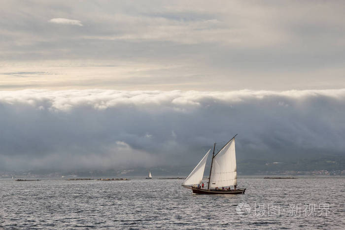 帆船在暴风雨