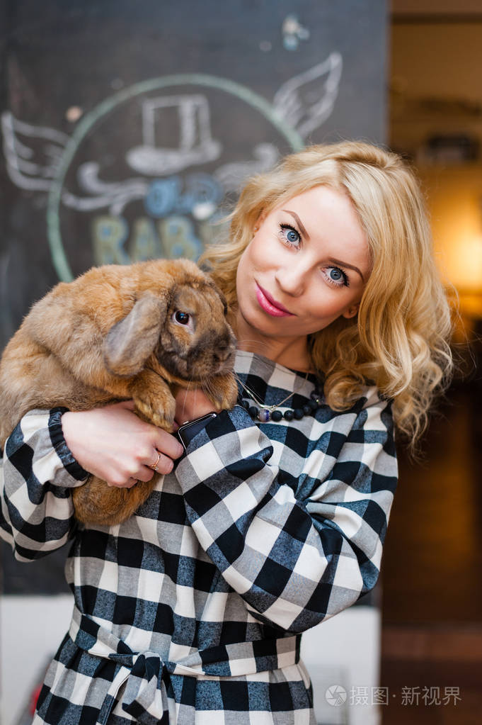 年轻女孩抱着一只大兔子