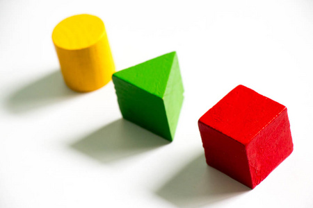 套白色背景上的玩具多彩木制形状 正方形，三角形，圆