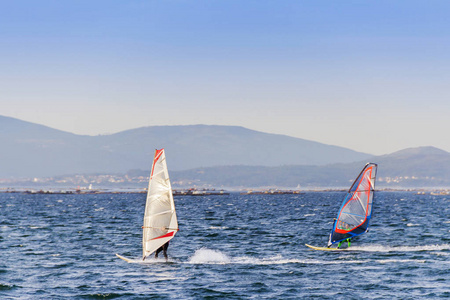 在 Arousa 河口两个玩帆板