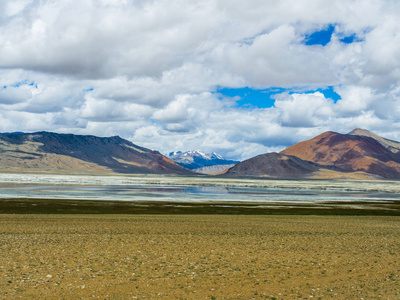 曹嘉湖与雪皑皑山背景，Leh 拉达克