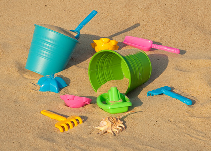 沙滩上五颜六色的塑料玩具图片