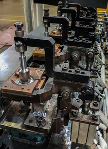 猫债券发行计划夹具,夹在汽车厂工作照片