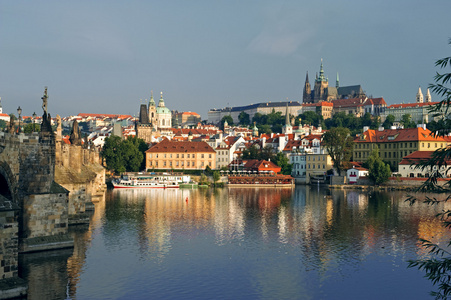 布拉格城堡和查尔斯桥日出